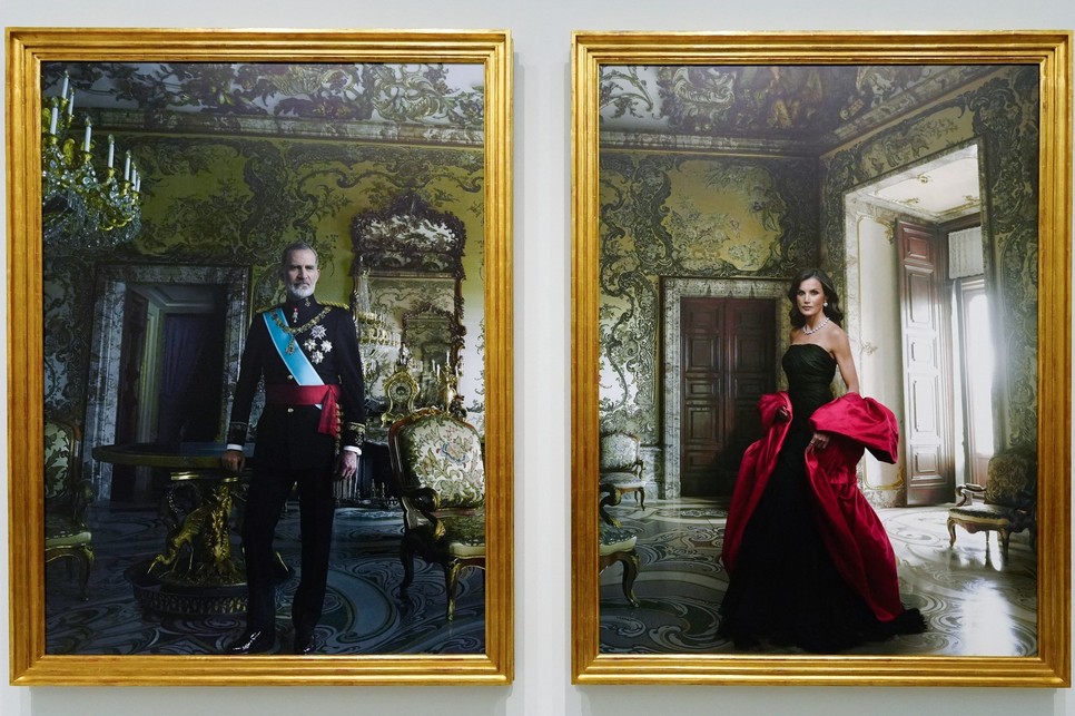 Letícia királyné és Fülöp király portréi tökéletes duót alkotnak