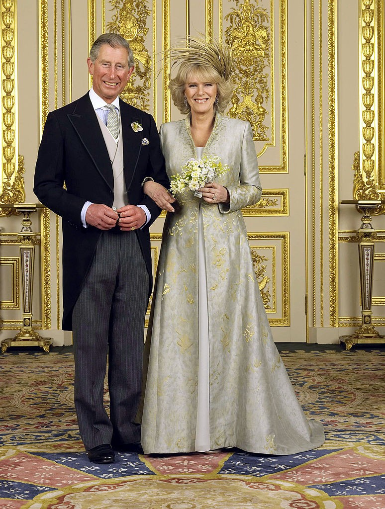Camilla Parker Bowles és Károly herceg 2005. április 9-i esküvője több szempontból is különleges volt. A világ figyelme a windsori eseményre irányult, különösen azért, mert ez az uralkodó második házassága volt Diana hercegné halála után. Emiatt Kamilla megjelenése és ruhaválasztása kiemelt figyelmet kapott. Az egyik legnagyobb visszhangot az váltotta ki, hogy nem viselt hagyományos királyi menyasszonyi tiarát. Ez a döntés sokak számára szimbolikusnak és szokatlannak hatott egy ilyen rangos ceremónián.