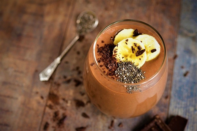 Akkor is fogyhatsz, ha édesszájú vagy: ez a csoki ízű rost shake órákra eltelít!