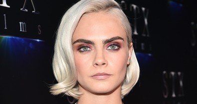 Úristen, Cara Delevingne saját dallal jelentkezett, és szenzációs a hangja