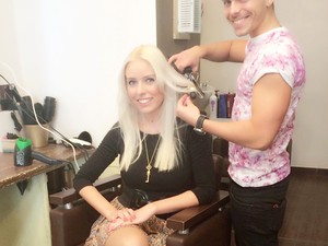 Fodrásznál a magyar divattervező