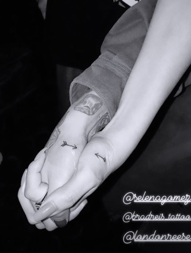 Micsoda? Selena Gomez egy nővel vált forró csókot új fotóján