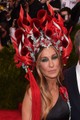 Sarah Jessica Parker nagyon komoly Philip Treacy fejfedőt viselt.