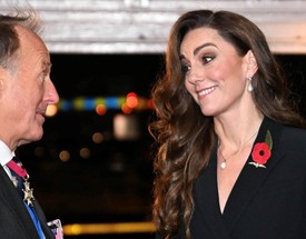 Most is pont olyan bájosan csevegett mindenkivel, ahogy azt tőle megszokhattuk. 