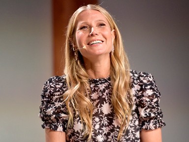 Már Gwyneth Paltrow-t is elérte a rettenetes uszodai papucs trend