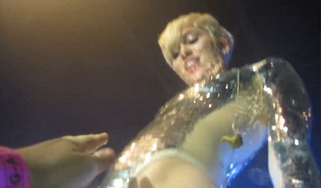 miley cyrus, london, gay, élő, vénusz domb, puncija, simogatják, koncert