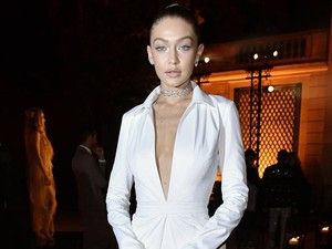 Gigi Hadid olyan ruhát vett fel, hogy azt se tudjuk, hova nézzünk!