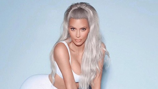 Kim Kardashian már megint falatnyi bugyiban terpesztett be