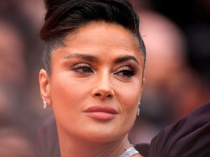 Salma Hayek meztelenül szaunázik, csak úgy izzik körülötte a levegő