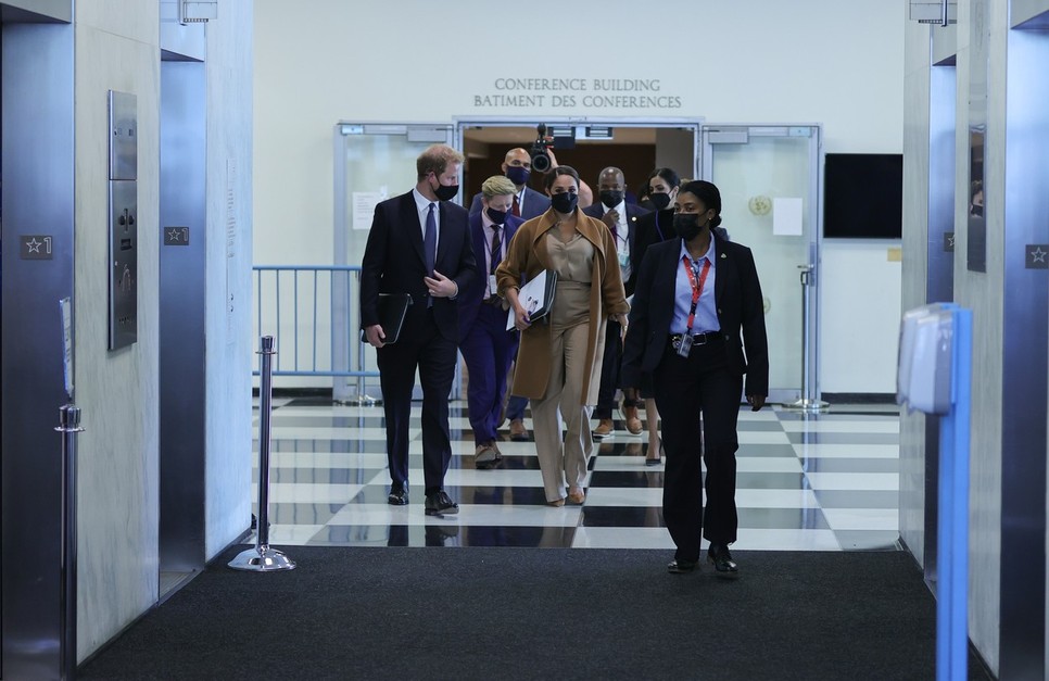 Meghan Markle szettjei egyre merészebbek New York-ban, mi pedig szóhoz sem jutunk tőle!