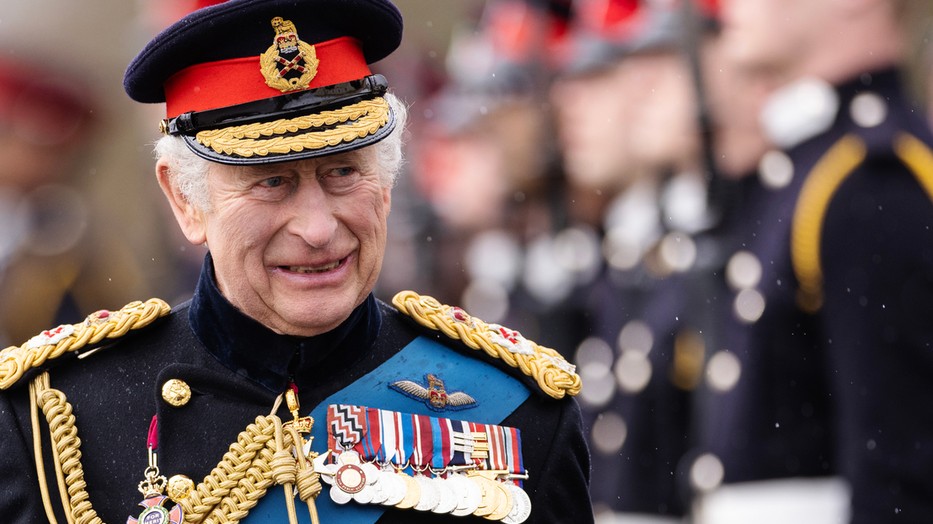 Károly király nemzetközi kapcsolatai megerősítésére készül