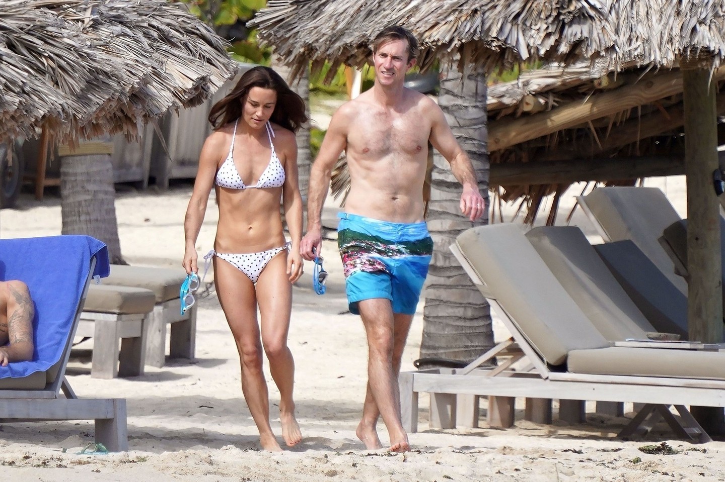 Sőt, 2019-ben még bikiniben is lekapták a paparazzik! Persze, a fürdőruha teljesen átlagos viseletnek számít a tengerparton, az viszont már kevésbé megszokott, hogy a királyi család tagjait egy szál bikiniben látjuk. 