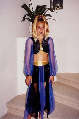 Ez a fotó már a 90-es évekből való, ekkor LC arab táncosnőnek öltözött.