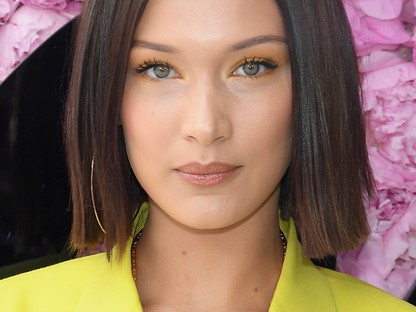 Az már tehetség, hogy Bella Hadid még a nagymama-kardigánban is ultraszexi