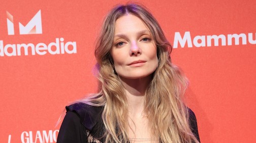 Csak egy apró táska takarja Mihalik Enikő melleit, pikáns fotósorozatot vállalt be a magyar modell