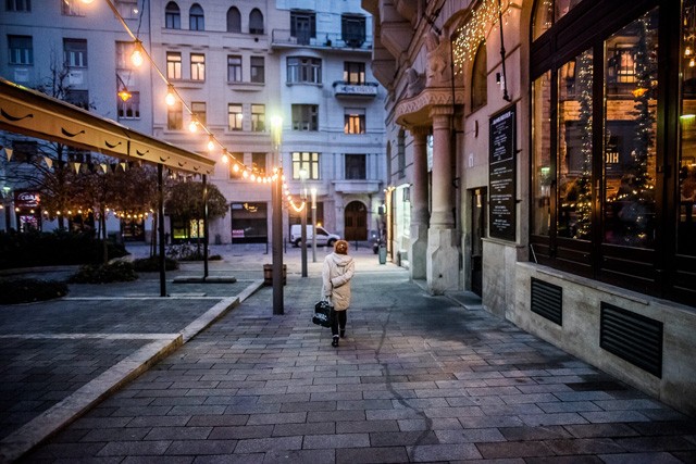 A kanapéjukból járják be a fővárost a helyiek és a turisták