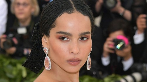 Zoe Kravitz édeasanyja nyomdokaiba lépett: levetkőzött a Rolling Stone magazinnak
