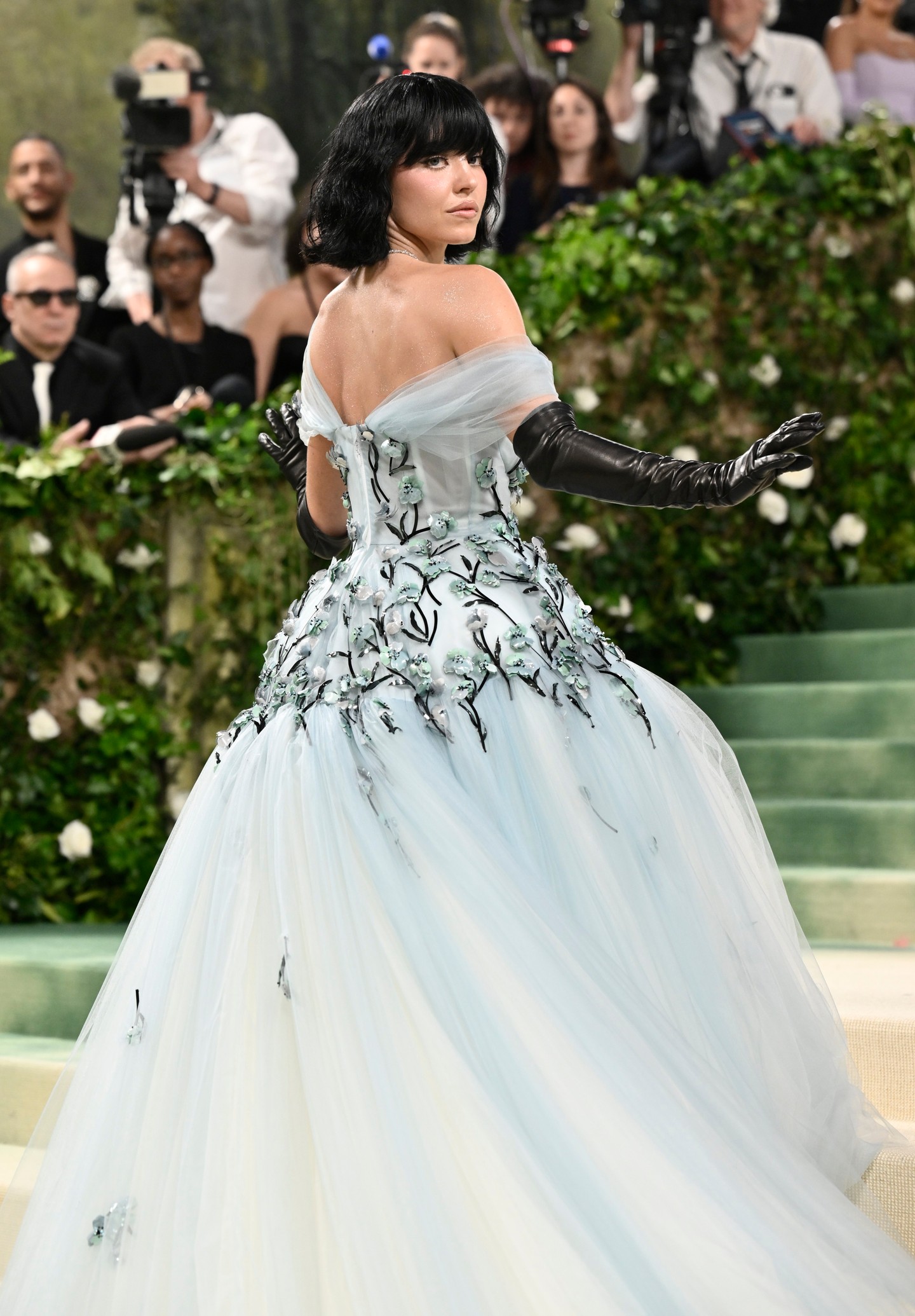 Sweeneyhez hasonlóan a Met-gálán több sztár is, Gigi Hadid, Jessica Biel, Nicole Kidman és Sabrina Carpenter mesebeli ihletésű ruhákat viseltek, amelyek szintén úgy néztek ki, mintha egy Disney-film forgatásáról vették volna fel őket.