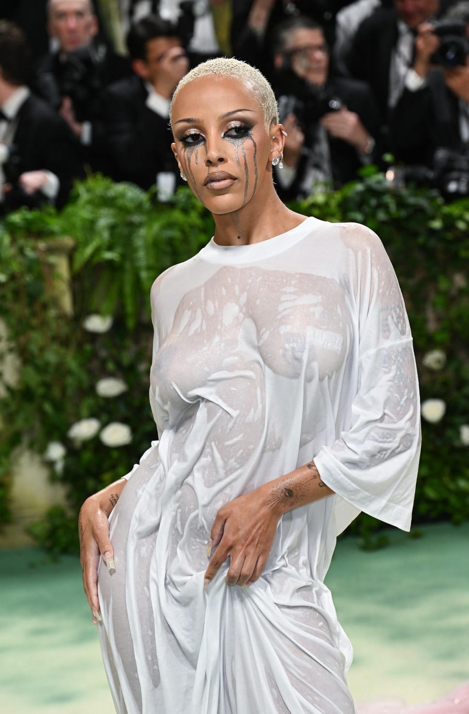 Doja Cat pucérruhája alig hagy valamit a képzeletre