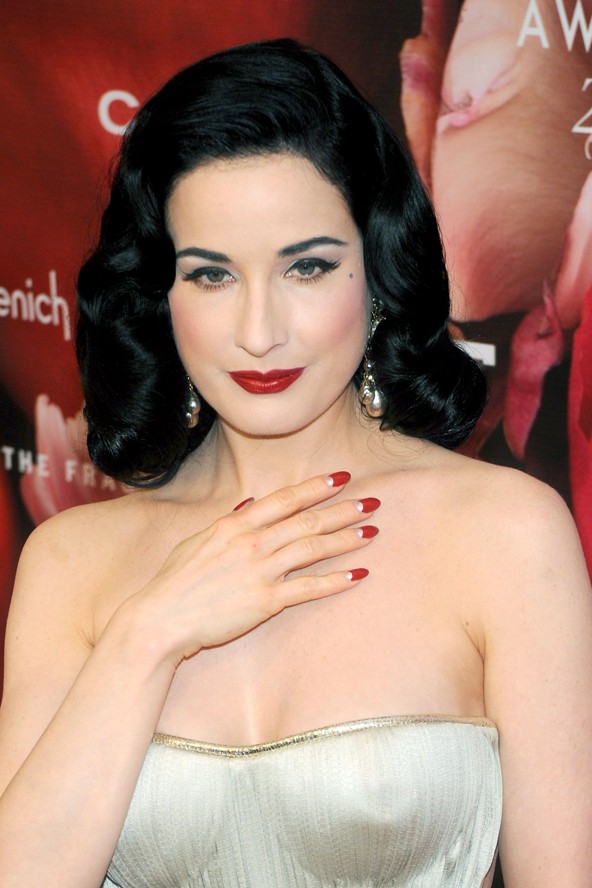 Marilyn Monroe és Elizabeth Taylor nyomdokaiba lépve, Dita Von Teese is büszkén villantja pöttyét, amikor modern pinup girllé kíván átalakulni.
