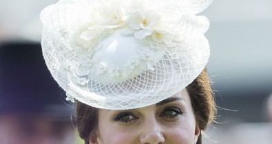 Kate Middleton álomszép csipkeruhában parádézott a lóversenyen