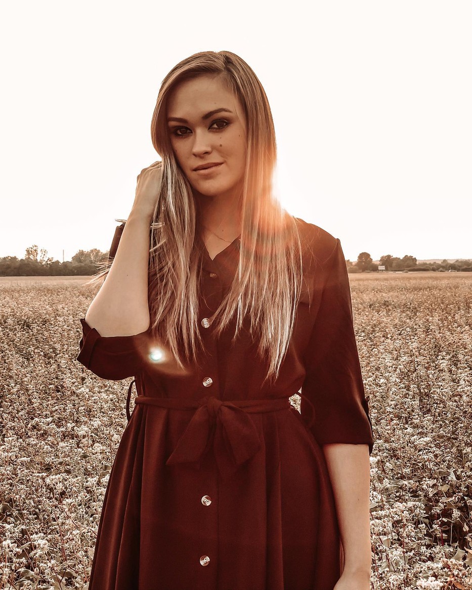 Klippremier: Fülbemászó, könnyed és eszméletlen bájos Békefi Viki első saját dala