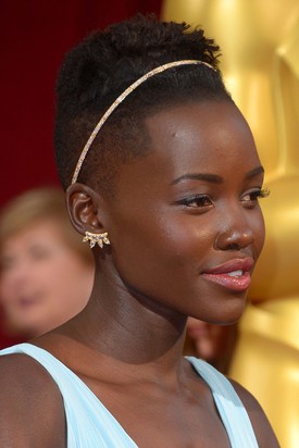 Az este sztárja, Lupita Nyong`o ezzel a bájos, arany hajráffal dobta fel extrém rövid göndör haját.