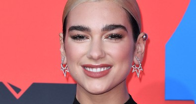 Így még tuti nem láttad: Dua Lipa hosszú szőke hajjal a vörös szőnyegen!