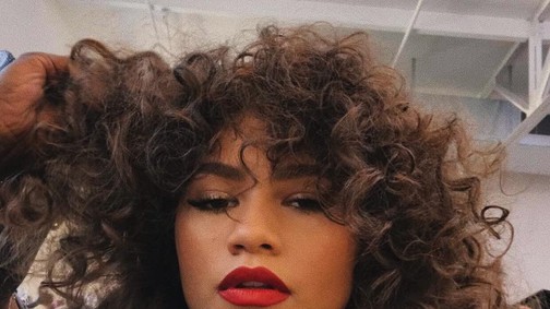 A természetestől a laza hullámosig, íme a legjobb göndör hajak a sztároktól