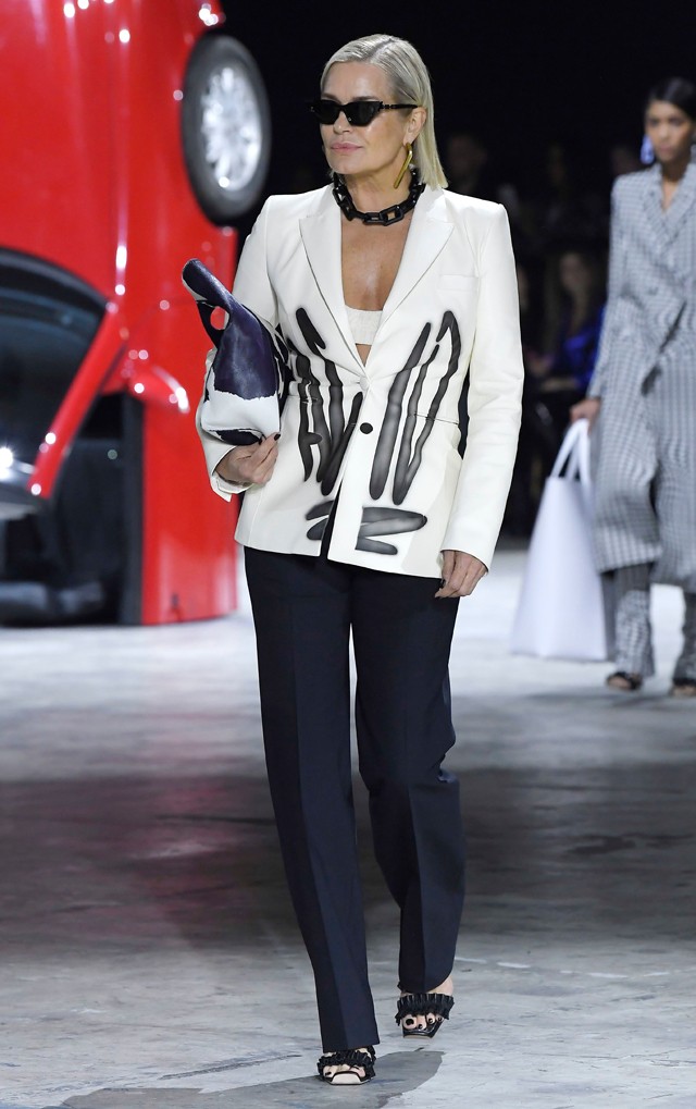 Gigi és Bella Hadid édesanyja, Yolanda ellopta a show-t a kifutón