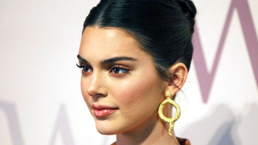 Minek melltartó? Kendall Jenner egy szál blézerben szexizett a New York-i divathéten