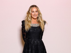 A 60 éves Sarah Jessica Parker élete leglátványosabb ruhájában tündökölt a vörös szőnyegen