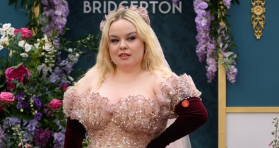 A Bridgerton sztárja, Nicola Coughlan élete legszebb ruhájában tündökölt