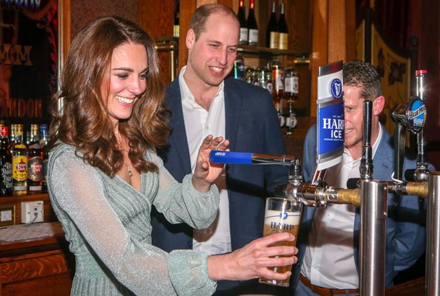 Katalin hercegné méregdrága szettben csapolja a sört