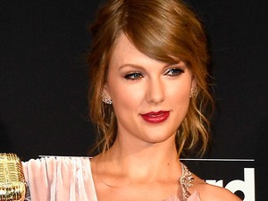 Taylor Swift szupermodelleket megszégyenítő lábat villantott!