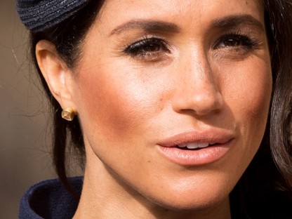 Meghan Markle szettje unalmas, de több mint 2 milliót érő ékszereivel nem spórolt