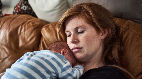 Balkezes létemre megtanultam jobb kézzel enni: az anyaság ilyenekre is megtanít