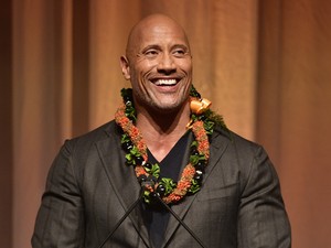 De édes: Dwayne Johnson eteti a barátnőjét miközben az a gyereküket szoptatja