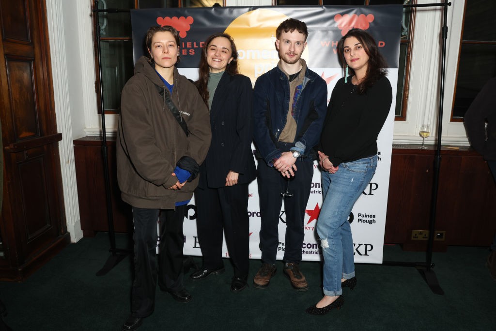 Thomasszal nem mostanában találtak egymásra, régóta alkotnak egy párt. Mielőtt Emma befutott volna a Sárkányok házával, Londonban és Edinburgh-ban egy pici, független színházi társulatot vezettek közösen, később pedig közös produkciós céget is alapítottak Second Name Productions néven.