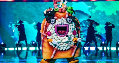 Sosem gondoltuk volna, hogy pont ezt a színészt rejti az Álarcos Énekes Sushi jelmeze