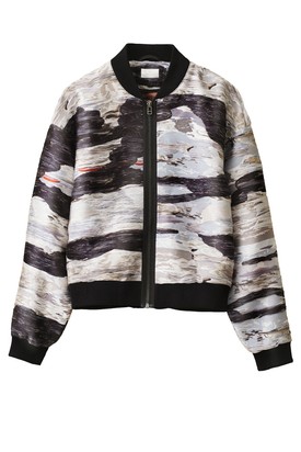 A nyomott mintás bomberdzseki egyszerre vagány és sikkes darab.