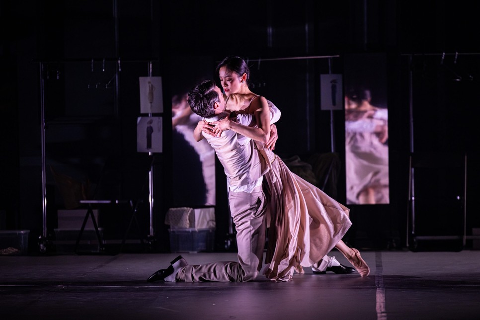 A vizuális világ ehhez a mélységhez méltó: a 165 egyedi tervezésű jelmez Ludmilla Várossová munkáját dicséri.