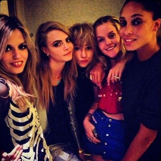 Suki Waterhouse Cara Deleingne és Georgia May-Jagger társaságában, többek között.