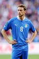 Claudio Marchisio az olasz válogatottban és a Juventusban játszik. Az olasz média csak A kis hercegként emlegeti azúrkék szemei miatt, melyekkel olasz hölgyek millióinak szívét rabul ejtette. A 28 éves focista 2008 óta boldog házasságban él feleségével, Roberta Sinopolival. És arról se feledkezzünk meg, hogy a Dolce&Gabbana kampányában is szerepelt már, nos igen...