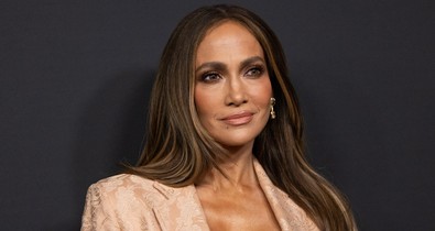 Jennifer Lopez melltartóban lépett ki az utcára, mégis sugárzik a szettjéből a sikk és az elegancia