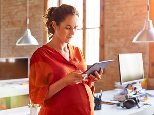 Álomállás, majd rémálomba illő elbocsátás: egy leendő kismama megrázó története a munkahelyi diszkriminációról