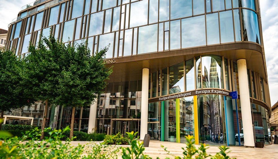 Az Európa élményközpont Budapest egyik legszebb terén, a Szervita téren található a hipermodern irodaépületben