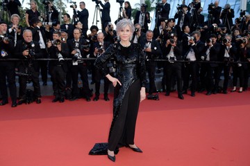 Jane Fonda 2023-ban a Cannes-i Nemzetközi Filmfesztiválon az Elemi című animációs film premierjén egy fekete flitterekkel díszített AMI Paris csodát visel