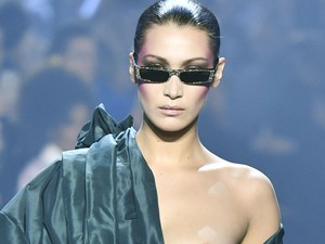 Hű! Ez minden modell rémálma, Bella Hadid melle kilógott a kifutón