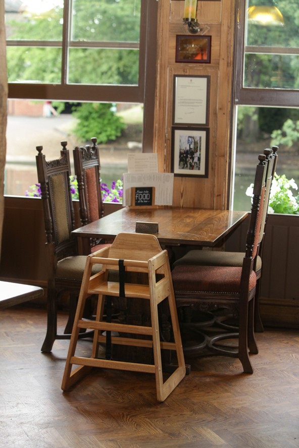 Az etetőszék a Fort St. George pubban Cambridge-ben